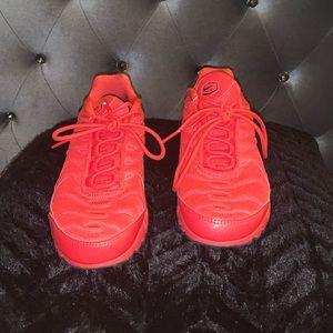 Red Nike air max tn